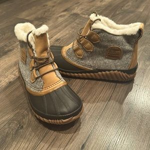 Women’s Sorel Waterproof Out N About Boots- Size 9